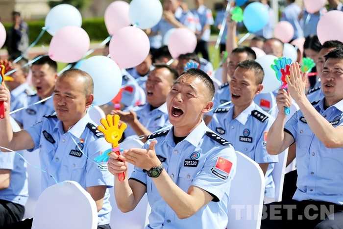 图为8月5日，“边守·边爱”集体婚礼现场民警呐喊营造热闹喜庆氛围 摄影：何宇恒