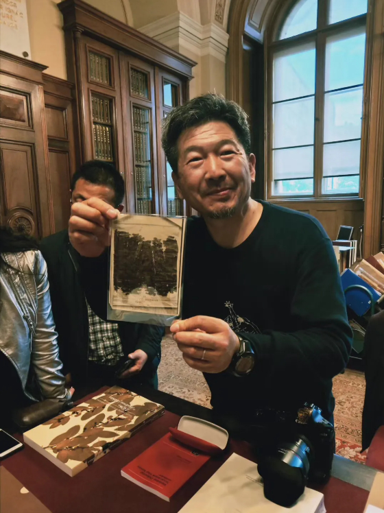 孙志军在匈牙利科学院图书馆考察斯坦因原作。摄影/樊雪崧