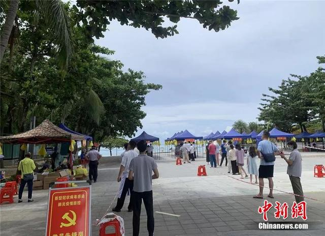 滞留游客在排队核酸采样。受访游客供图