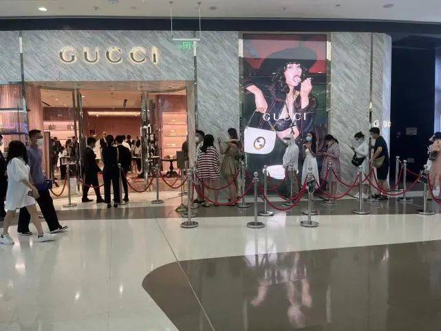 Gucci免税城门店排队入场，时代财经/摄