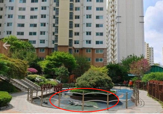 首尔冠岳区某公寓小区内部游乐场里的鳄鱼仿真模型 图自韩媒