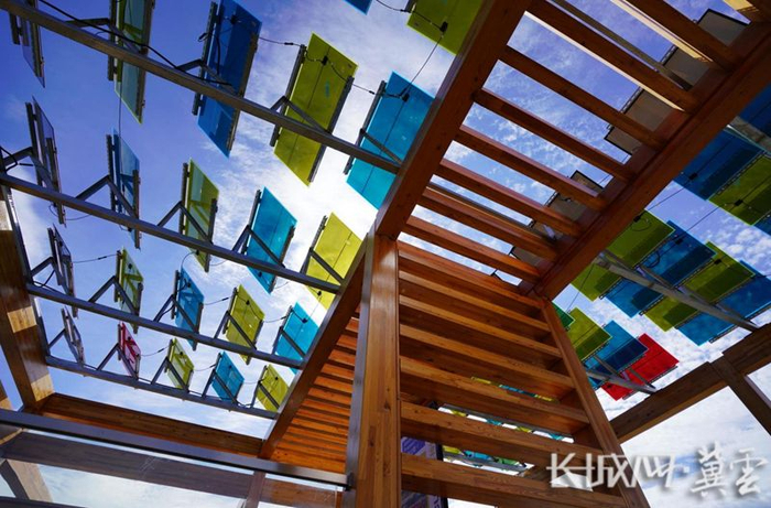 建筑中的太阳能板。长城网·冀云客户端记者 郑世繁 摄