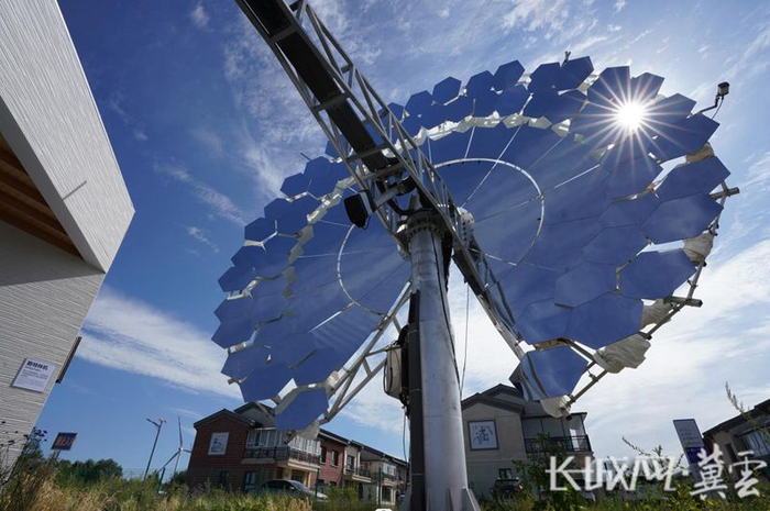 建筑中的太阳能板。长城网·冀云客户端记者 郑世繁 摄