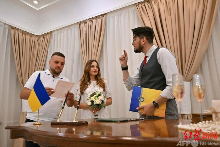 ↑在截至7月24日的5个月内，首都基辅已有9120对新人登记结婚