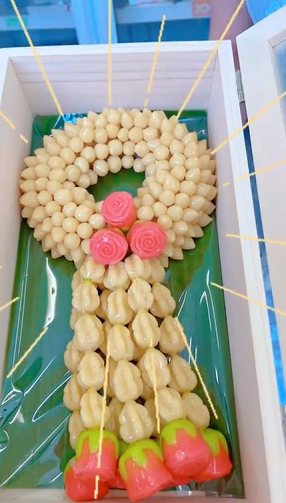 △露楚花环 | 来源：微博@·韩绾绾·