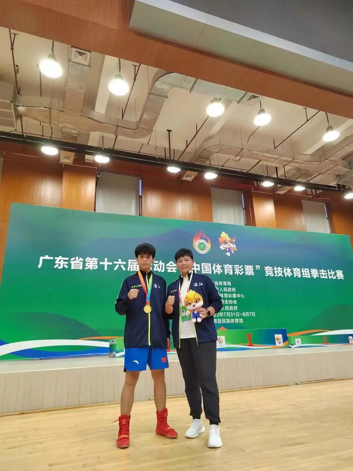 宋姗姗与教练合影。