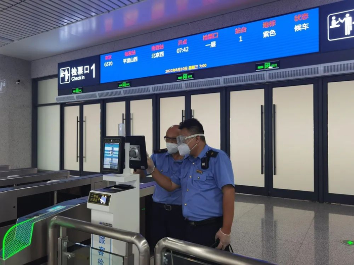 ▲工作人员正在检票口做准备