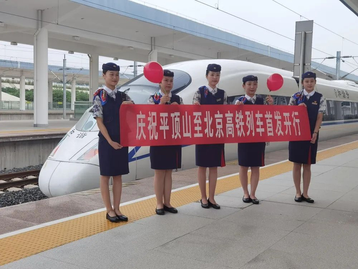 ▲乘务人员在G570次列车前留念