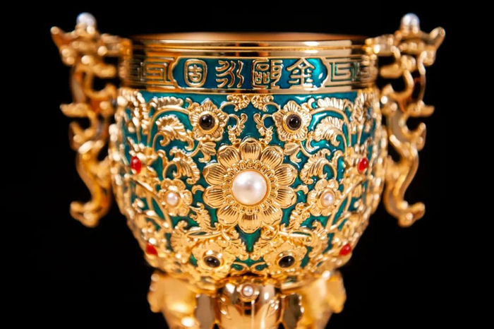 （注：所镶嵌珠宝均为人造珠宝）