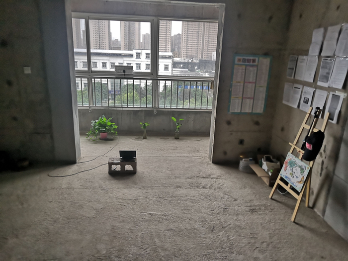 　业主们住在毛坯房 受访者供图