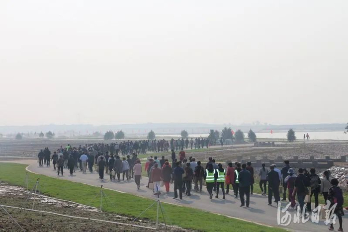 建设过程中，市民参观园区。