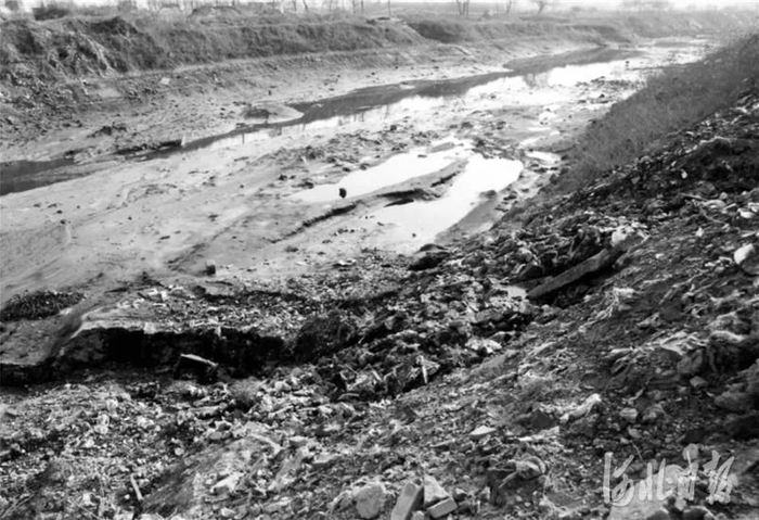 滹沱河整治前黄土裸露、垃圾遍地。