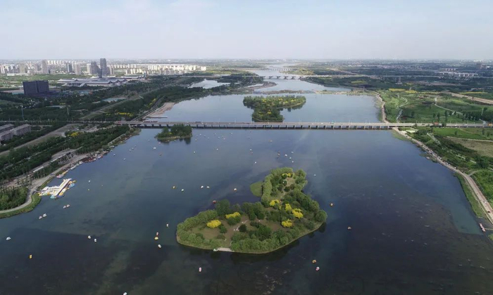 游客在石家庄市的滹沱河景区内划船游玩（无人机照片）。新华社记者 杨世尧 摄