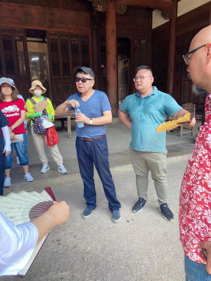 杨大伟（右二）和《幸福到万家》导演郑晓龙（右三）在片场。受访者供图