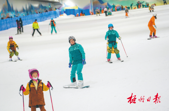 市民游客来到雪立方冰雪世界滑雪馆享受滑雪运动乐趣。陈凡 摄