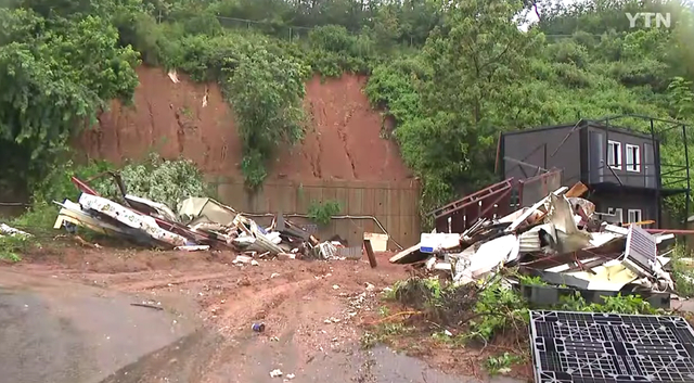 韩国京畿道，中国工人居住的宿舍遭山体滑坡掩埋 图片来源：海外网