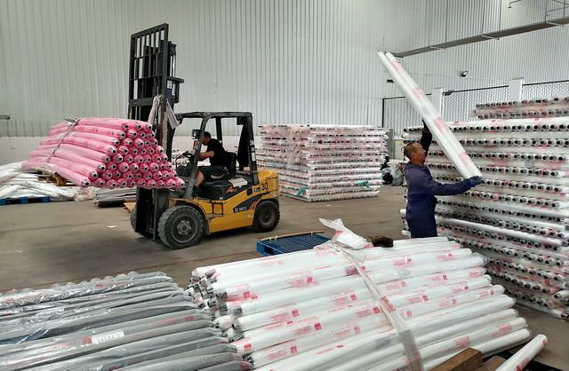 8月11日，曲塑集团农用薄膜生产厂。摄影/章轲