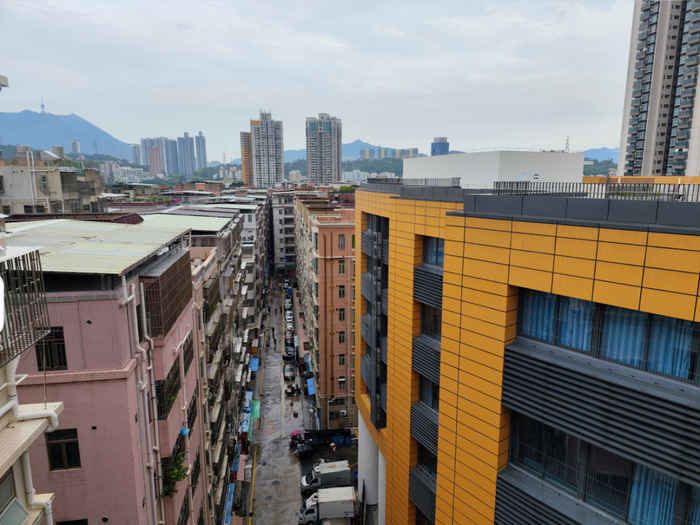 △在黄贝岭一栋“握手楼”的楼顶俯瞰街巷。总台央广中国之声记者管昕摄