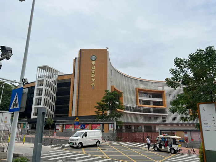 △黄贝岭村内的九年一贯制公立学校。总台央广中国之声记者管昕摄