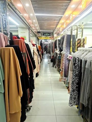 华晖布料批发市场内冷冷清清