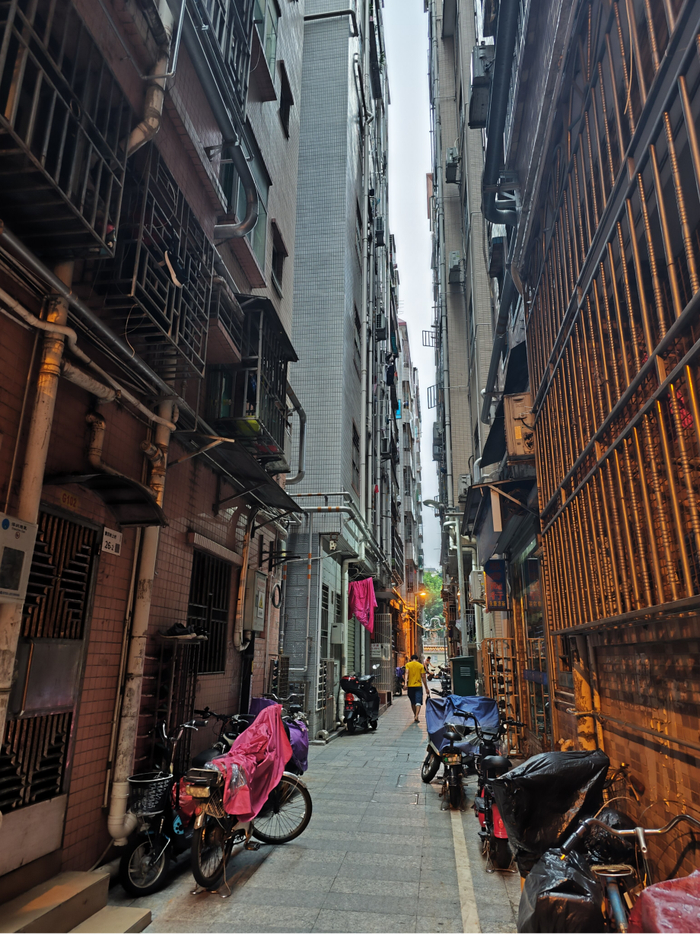 △黄贝岭村经过综合治理后的“握手楼”。总台央广中国之声记者管昕摄