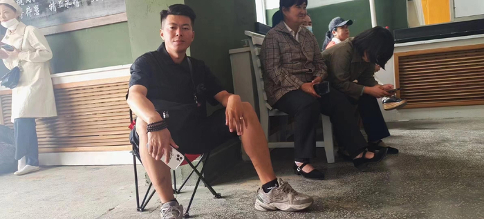 天赐在片场。受访者供图