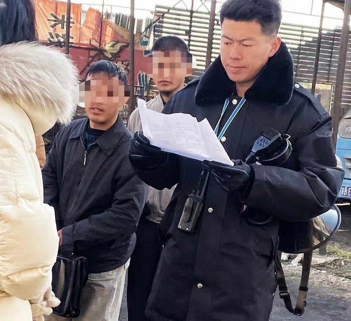 天赐在片场协调。受访者供图