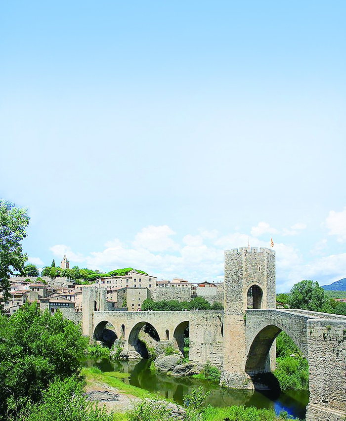 贝萨鲁的中世纪古桥 王 方摄