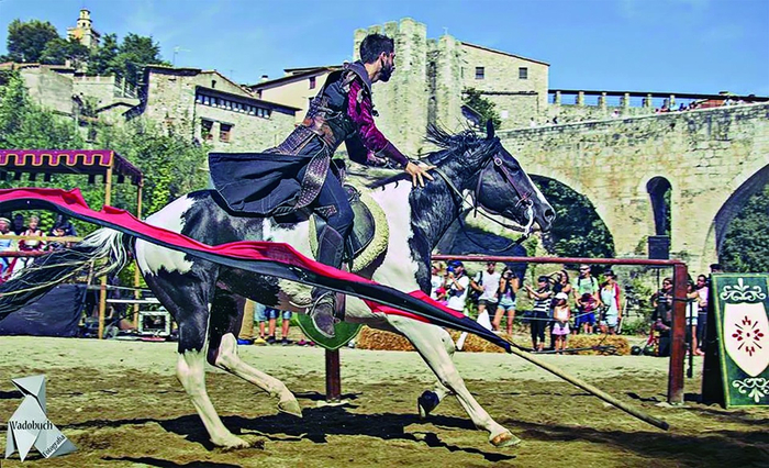 贝萨鲁的骑士表演古代战争场面。 王 方摄