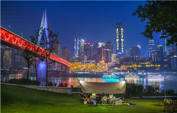 ▲6月18日，江北区江北嘴，市民正在公园里露营，享受周末休闲时光。龙帆 摄/视觉重庆