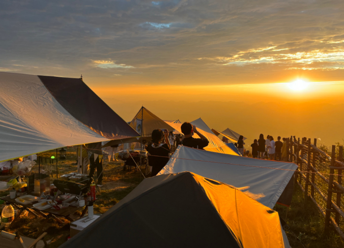 ▲7月23日，渝北区云龟山风景区露营基地，游客在欣赏夕阳美景。苏畅 摄/视觉重庆