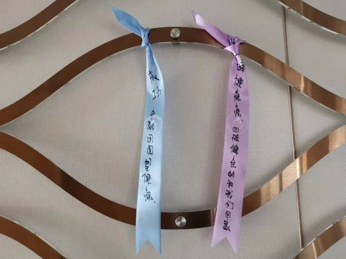图 | 第一次移植等候时，夫妻俩将心愿系在医院的许愿墙上