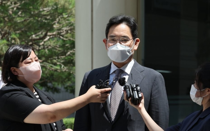 8月12日，在首尔中央地方法院，三星电子副会长李在镕出庭受审后对获赦发表立场 图：韩联社