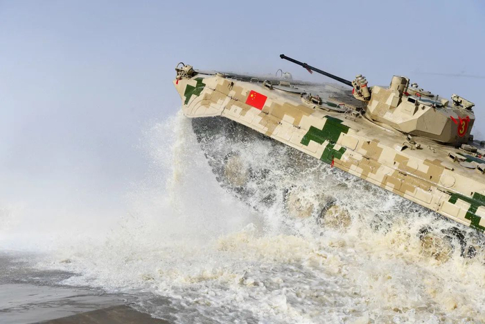 中国参赛车组冲出涉水场。张永进 摄 