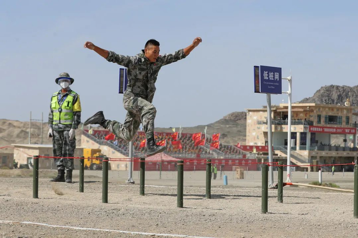 “晴空”项目综合赛现场，中国参赛队员跨越障碍。新华社发 姜东坡  摄