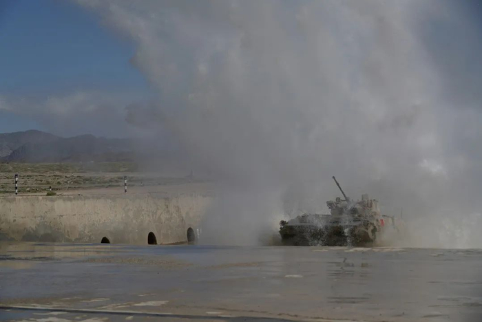 “苏沃洛夫突击”比赛现场，中国参赛车组通过涉水场障碍。郭中正 摄