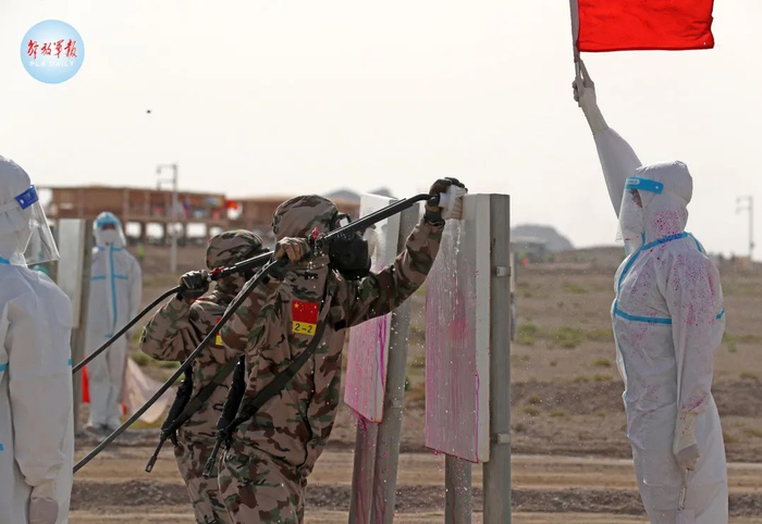 “安全环境”单项赛现场。图为中国参赛2组队员进行洗消作业。王康华 摄