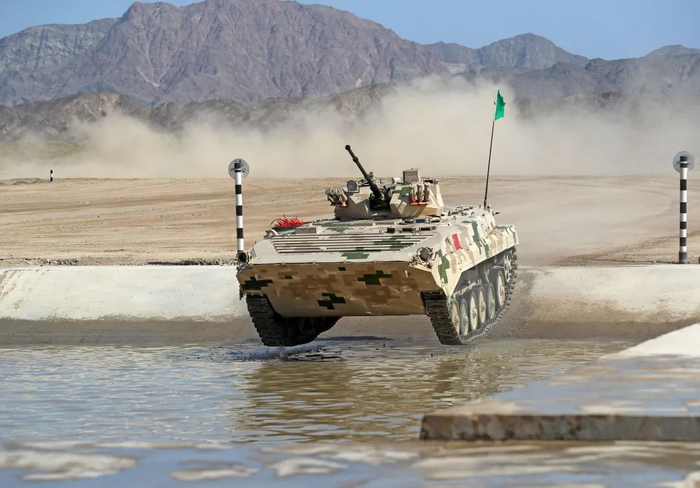 “苏沃洛夫突击”比赛现场，中国参赛车组进入涉水场。罗兴仓 摄