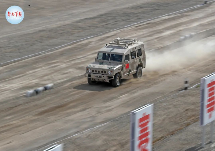 “安全环境”单项赛现场。图为中国参赛队员驾驶车辆疾驰在赛道上。罗兴仓 摄