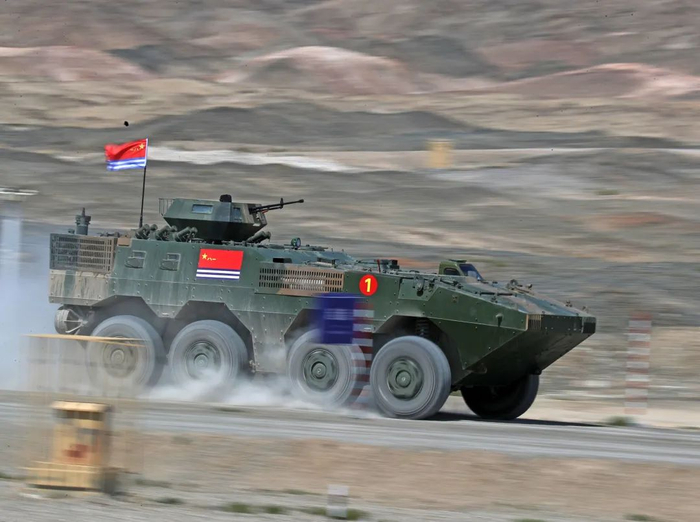 “晴空”项目多能赛现场，图为中国海军参赛车组快速行进。罗兴仓 摄