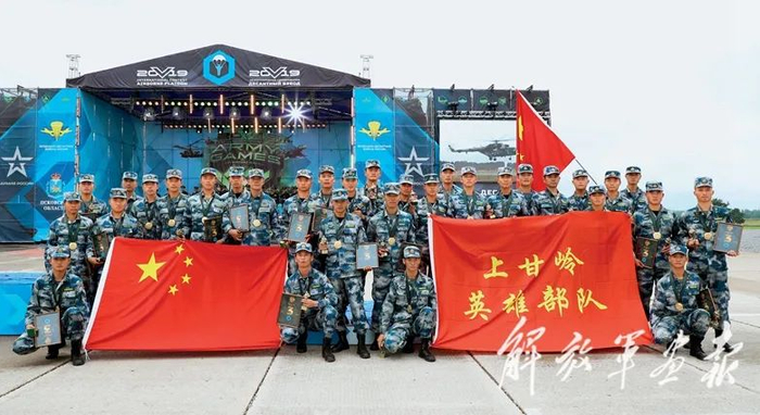 “空降排”项目比赛结束后，我军参赛队员合影。（摄影/方 超）