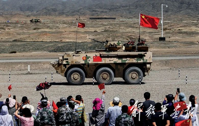 结束“晴空”项目比赛的我军参赛队队员向观众致敬。（摄影/刘晓东）