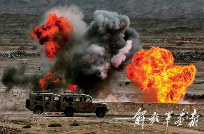 在“安全环境”项目接力赛中，我军参赛队快速通过炮火拦阻区。（摄影/袁 凯）