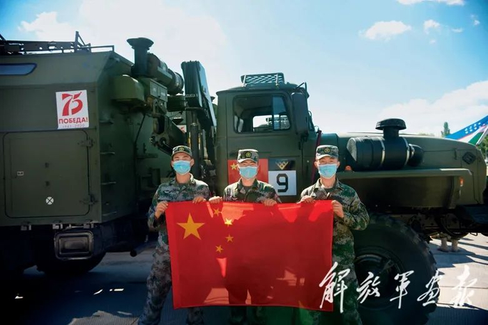 我军修理车组队员完成闭幕式表演赛后合影。