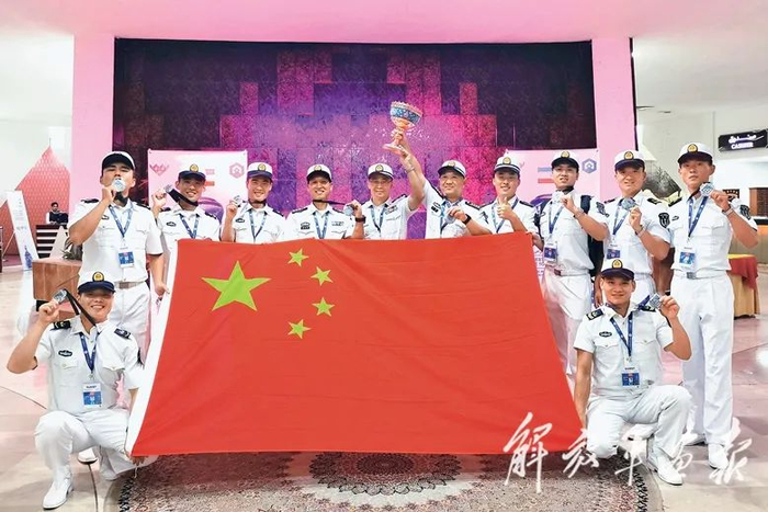 我海军参赛队员在闭幕式领奖后合影。（摄影/吴浩宇）