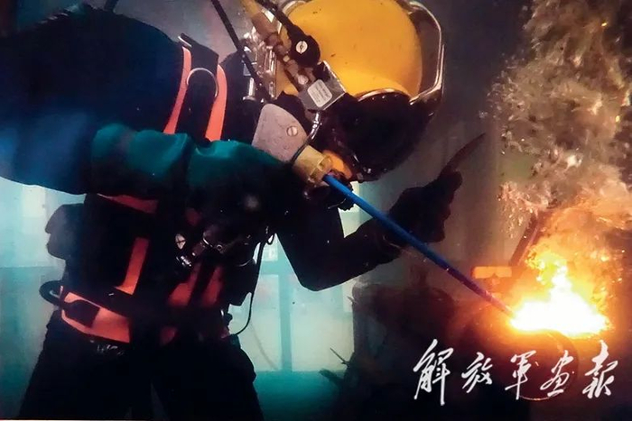 我军参赛队员在“深海”项目比赛中进行水下焊接。（摄影/张弘赞）