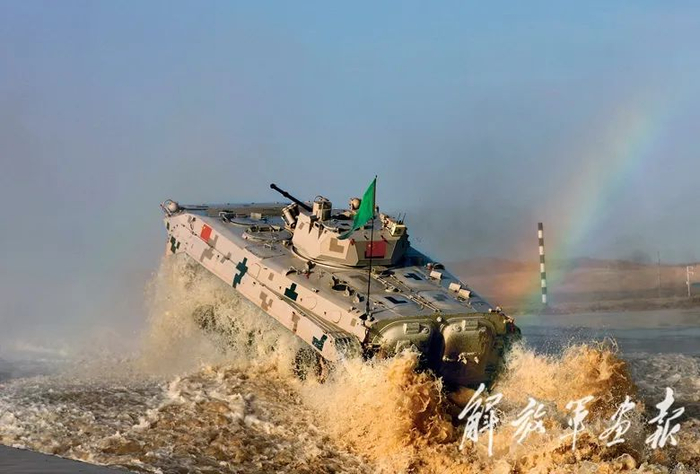 在“苏沃洛夫突击”项目接力赛中，我军参赛战车涉水通过。（摄影/王军强）
