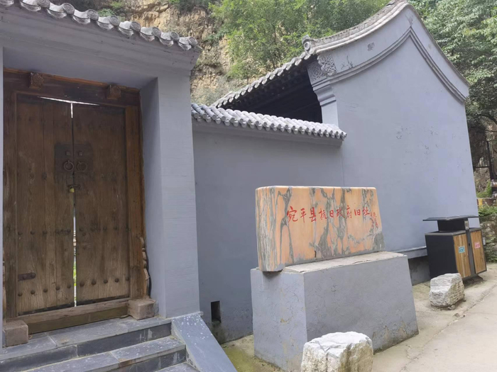 峡谷中的红色遗迹。新京报记者 周怀宗 摄