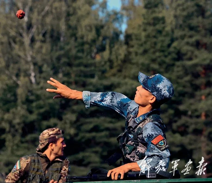 我军参赛队员在“空降排”项目班越障接力赛中投掷手雷。（摄影/方 超）
