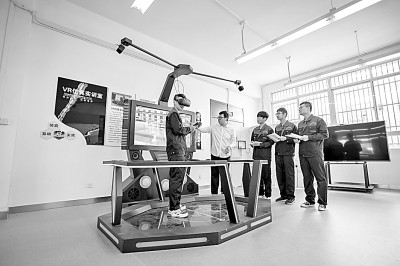 &nbsp;&nbsp;&nbsp;在扬工院智能制造学院VR仿真实训室，学生们进行仿真模拟培训。